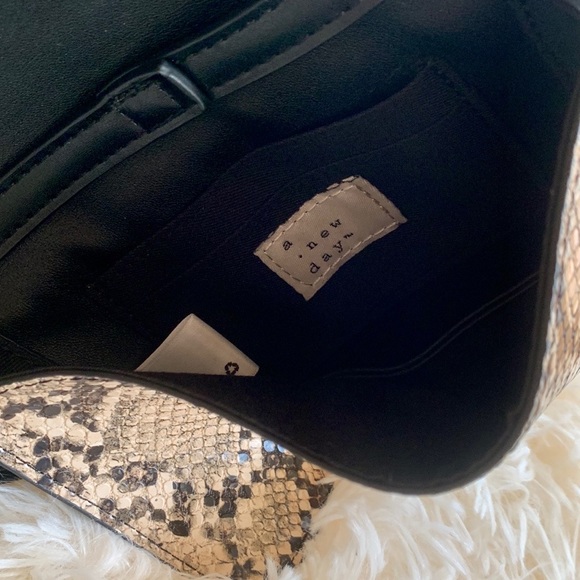 A New Day Crossbody Bag • OS - Picture 8 of 8